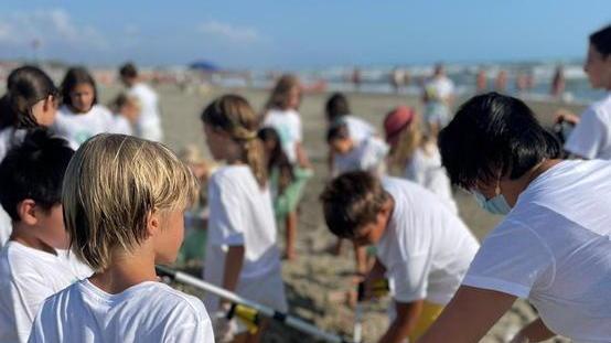 Bambini e adulti “spazzini” sulla spiaggia