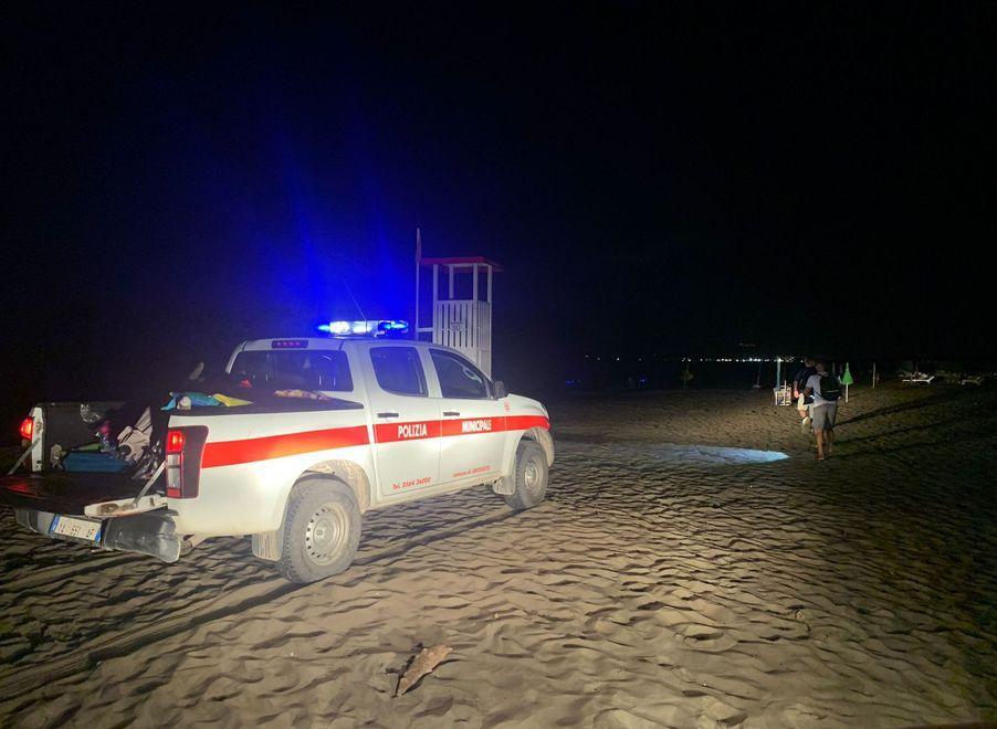 Via ombrelloni e sdraio degli “abusivi del sole” dalla spiaggia libera 