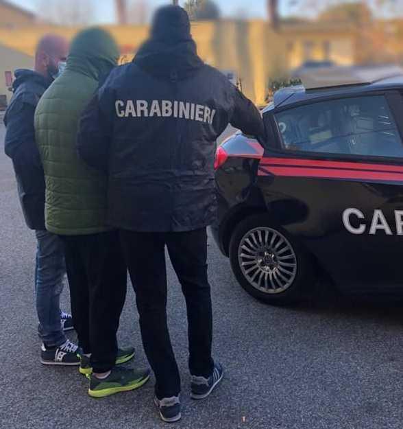 Picchiava la compagna Lascia i domiciliari e si rifugia a casa di lei 