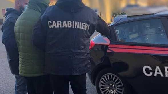 Picchiava la compagna Lascia i domiciliari e si rifugia a casa di lei