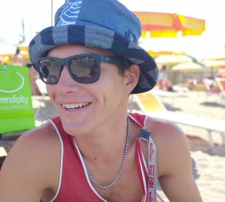 Salva il turista trascinato al largo e si ferisce finendo sugli scogli. Il racconto del bagnino di Rosignano 