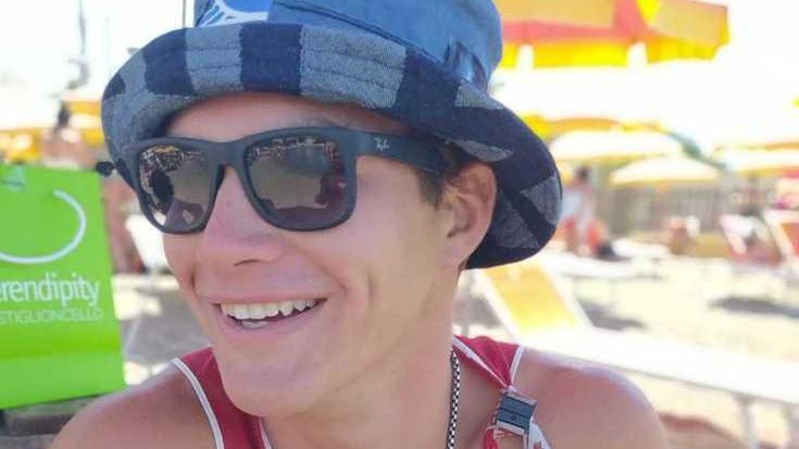 Salva il turista trascinato al largo e si ferisce finendo sugli scogli. Il racconto del bagnino di Rosignano