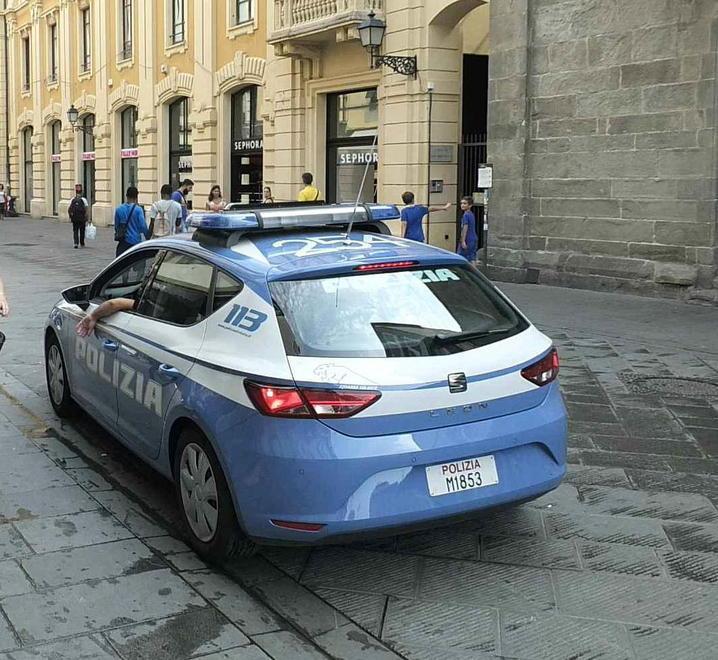 Scippato in Corso Italia da due incappucciati in fuga verso la stazione 
