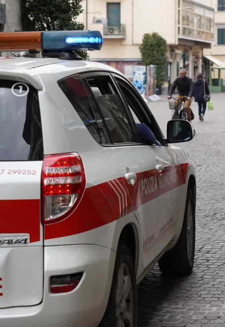 Tenta di forzare la porta di un negozio: denunciato