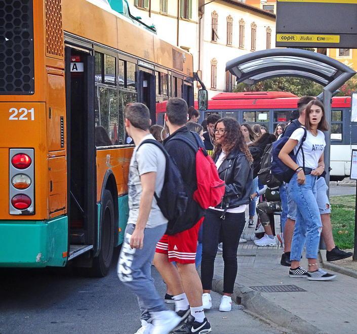 Trasporto scolastico agli autobus pubblici si aggiungono i pullman
