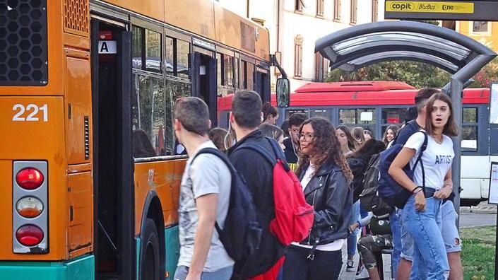Trasporto scolastico agli autobus pubblici si aggiungono i pullman