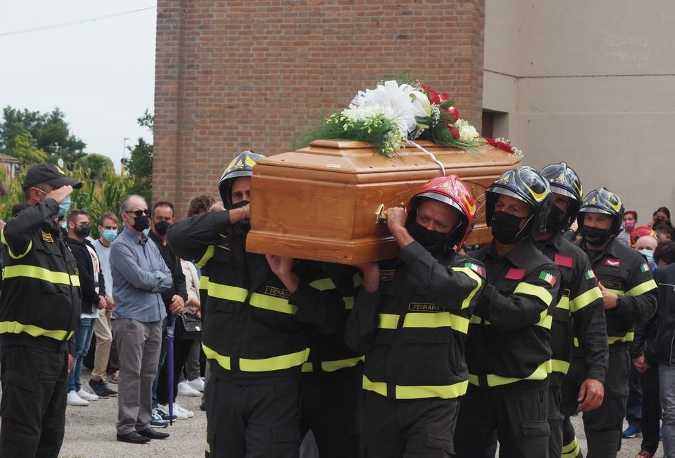 Il “silenzio” e l’attenti per il vigile del fuoco stroncato dal Covid
