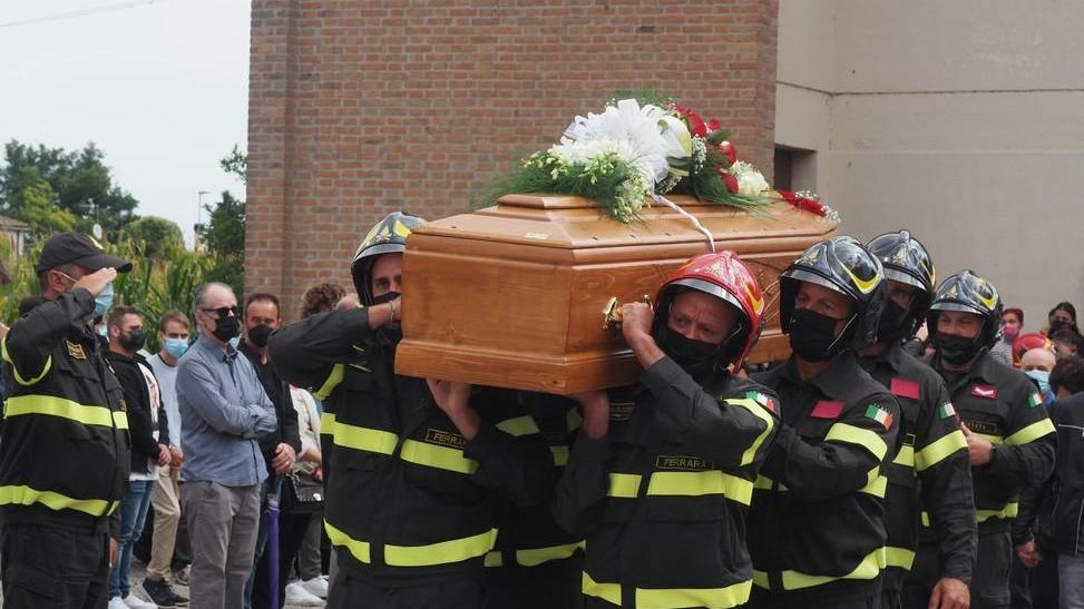 Il “silenzio” e l’attenti per il vigile del fuoco stroncato dal Covid