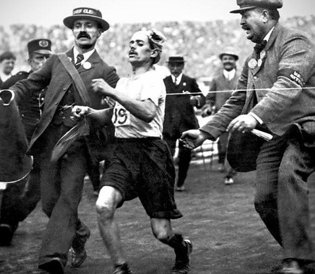 «Dorando celebrato come sportivo Cittadinanza revocata a Mussolini» 