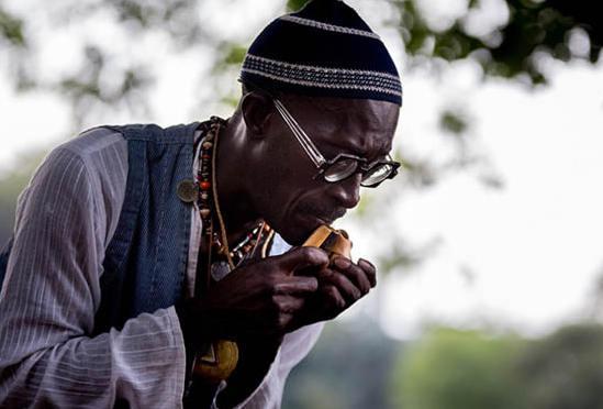 Kouate e il suo set di strumenti africani