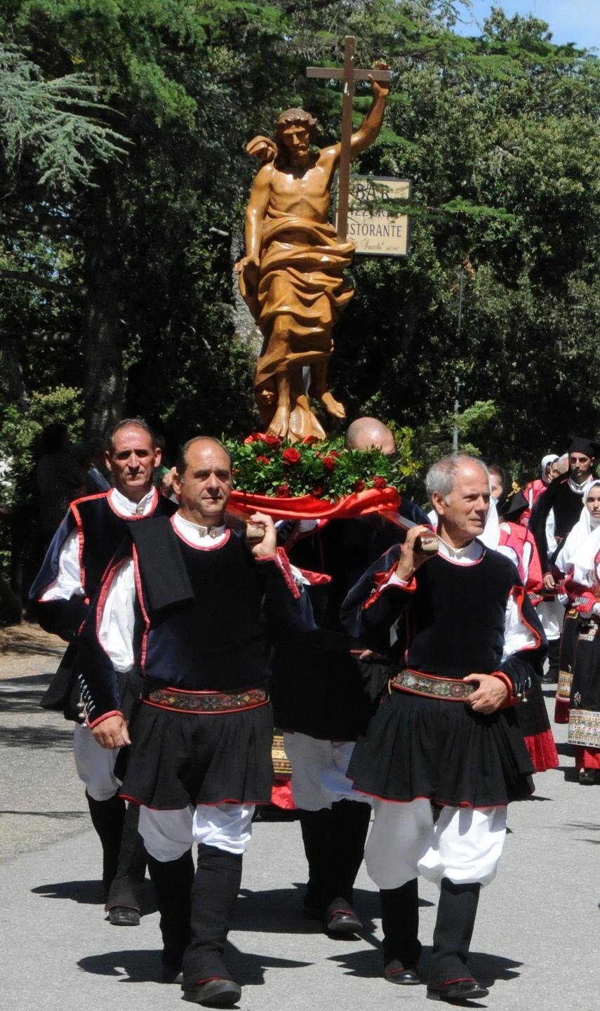 Tutti in preghiera ai piedi del Redentore 