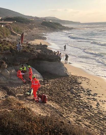 Si tuffa nel mare agitato e muore per un malore 