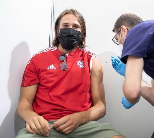 Vaccini, dallo sport video e messaggi: «Io l’ho fatto, ora tocca a te» 