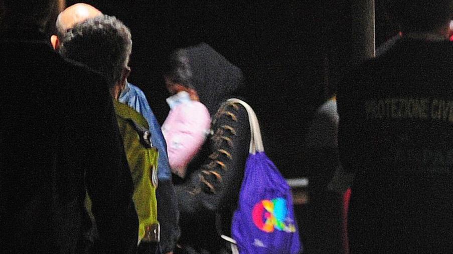 La storia/ San Possidonio. Madre afghana con due bambini piccoli ritrova il marito con Whatsapp