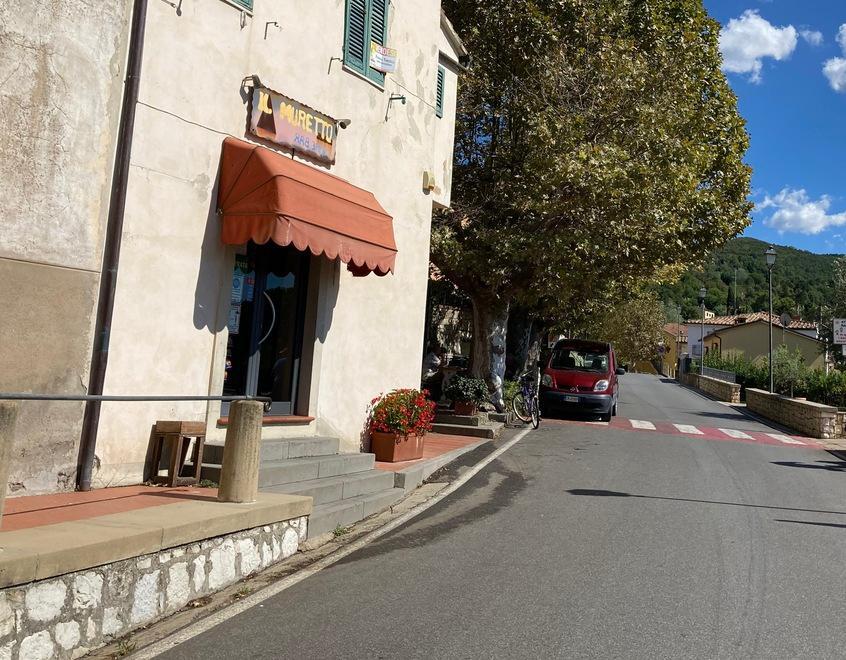 Cade davanti al bar e batte la testa a terra: muore a 37 anni