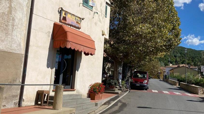 Cade davanti al bar e batte la testa a terra: muore a 37 anni