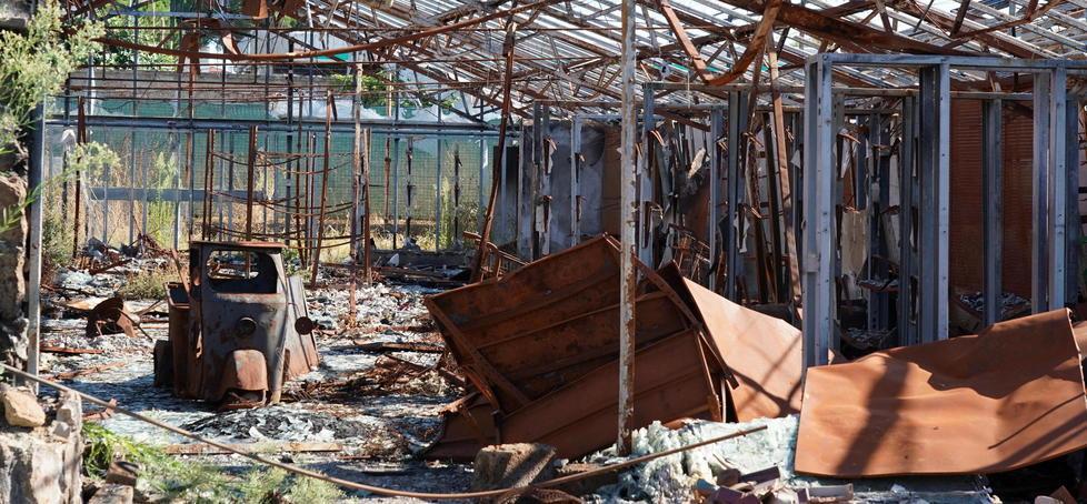 I danni delll'incendio di un anno fa all'interno del Garden Ghiomelli (foto Franco Silvi)