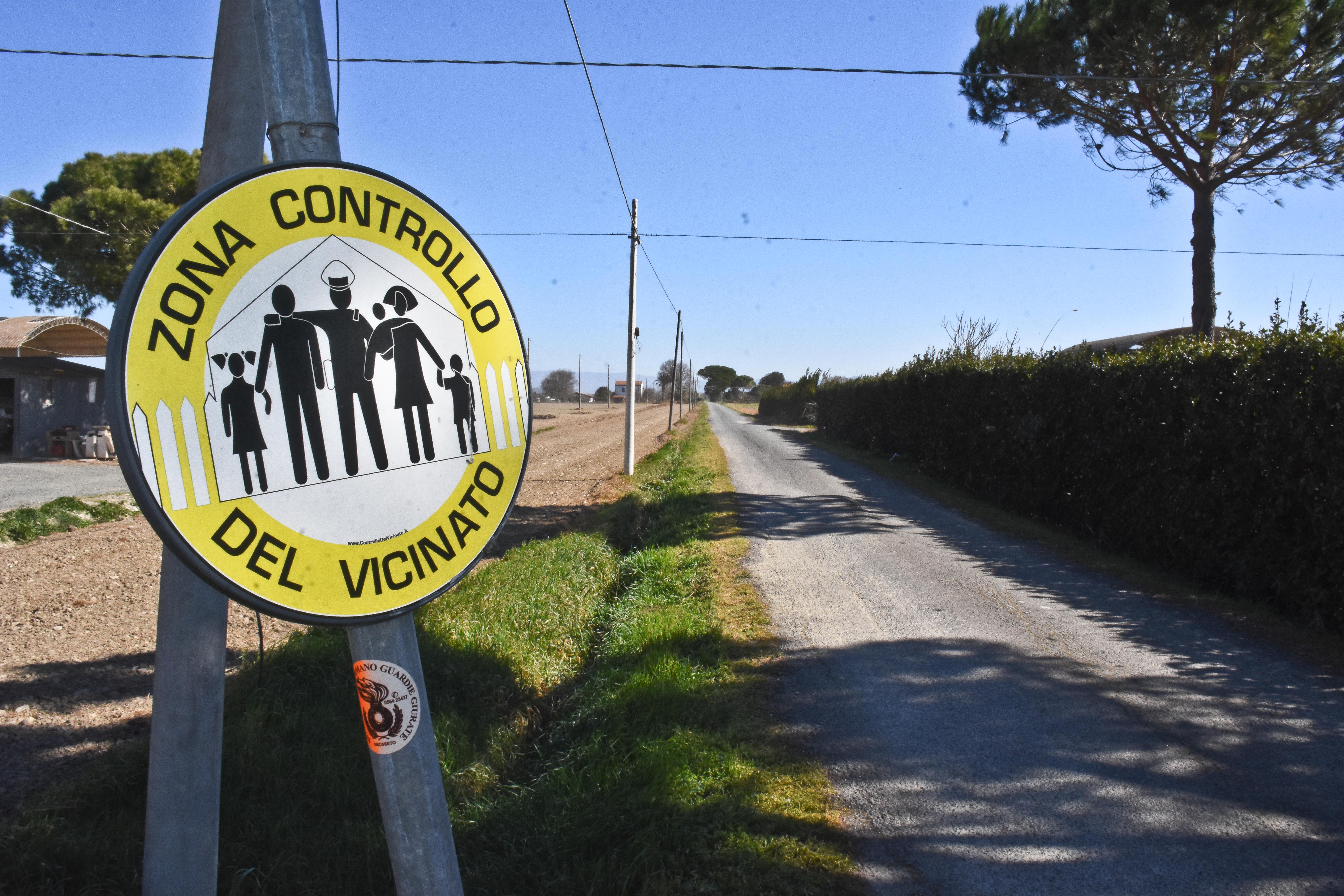Un cartello sistemato in un'area di controllo del  vicinato