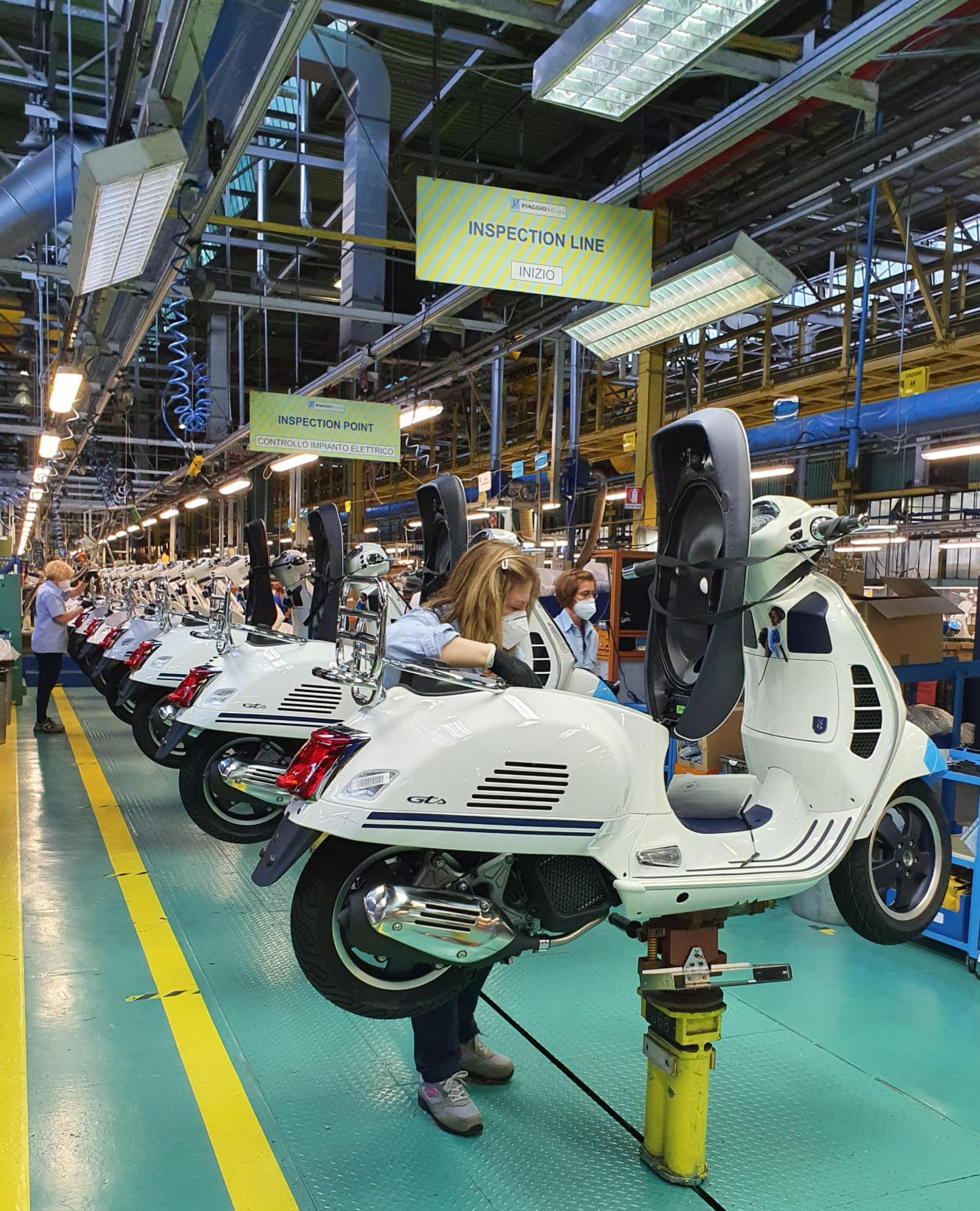 Una lavoratrice sulla linea di montaggio della Vespa Piaggio di Pontedera (foto d'archivio)