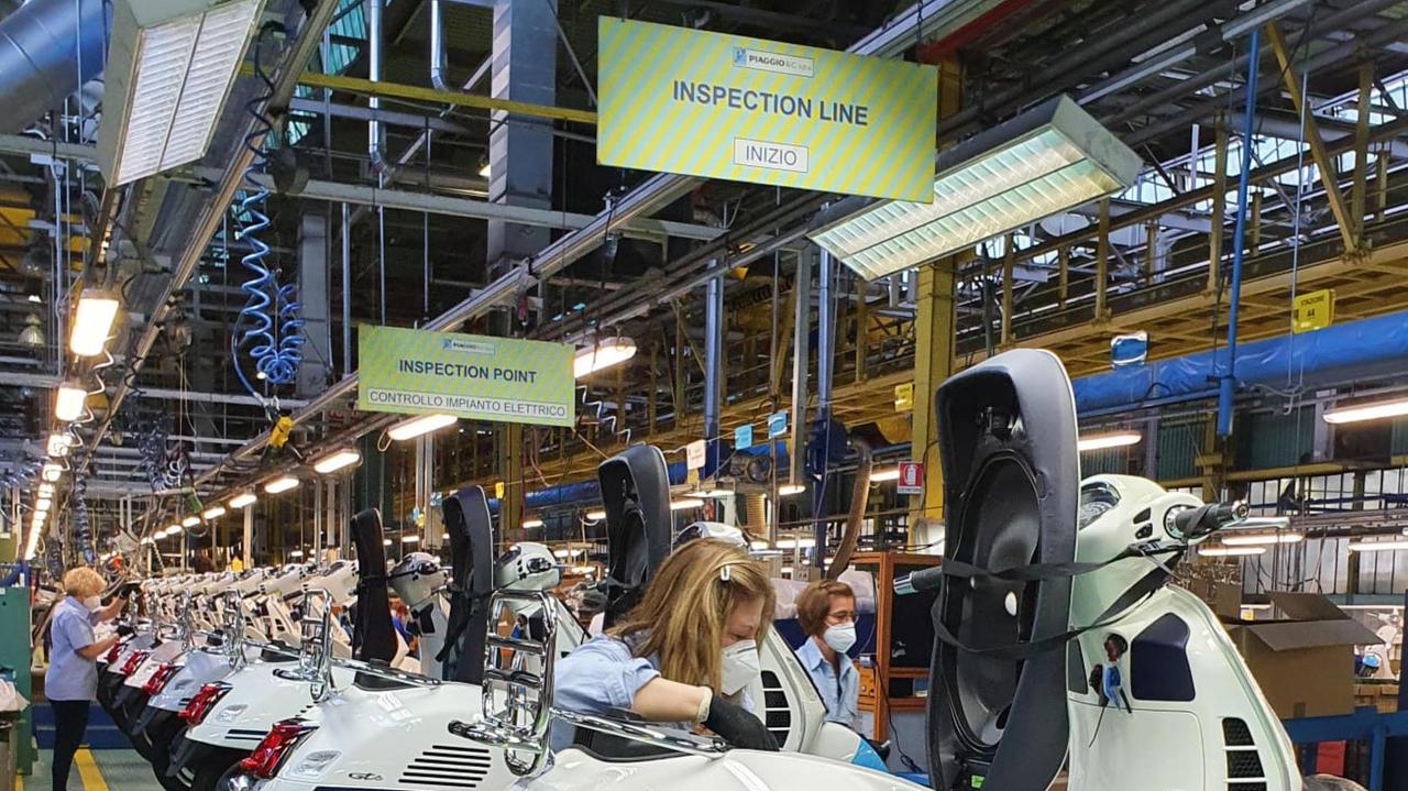 Una lavoratrice sulla linea di montaggio della Vespa Piaggio di Pontedera (foto d'archivio)