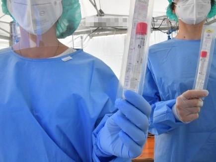 Infermieri alle prese con i tamponi (foto d'archivio)