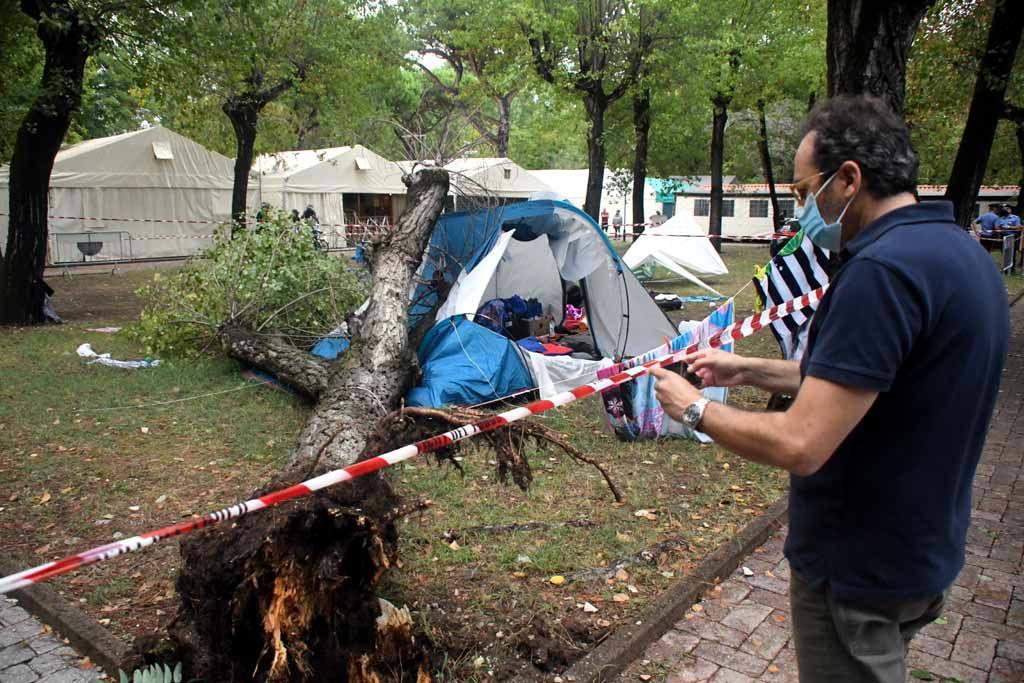 Il sindaco di Massa Francesco Persiani davanti al luogo della tragedia al campeggio Verde Mare (foto servizio Cuffaro)
