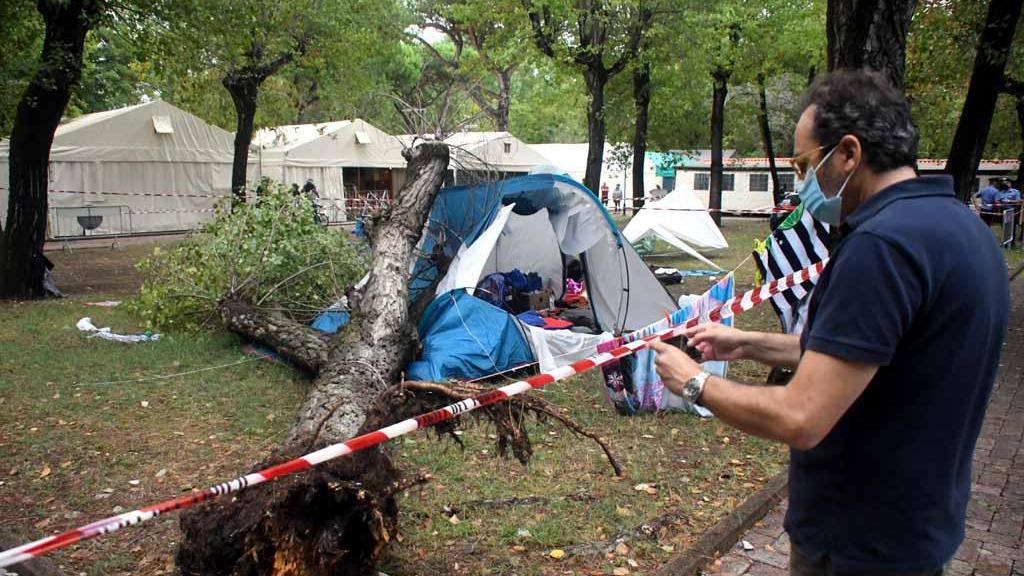 Il sindaco di Massa Francesco Persiani davanti al luogo della tragedia al campeggio Verde Mare (foto servizio Cuffaro)