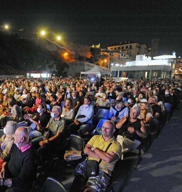 Il pubblico presente nel piazzale d'alaggio durante uno spettacolo