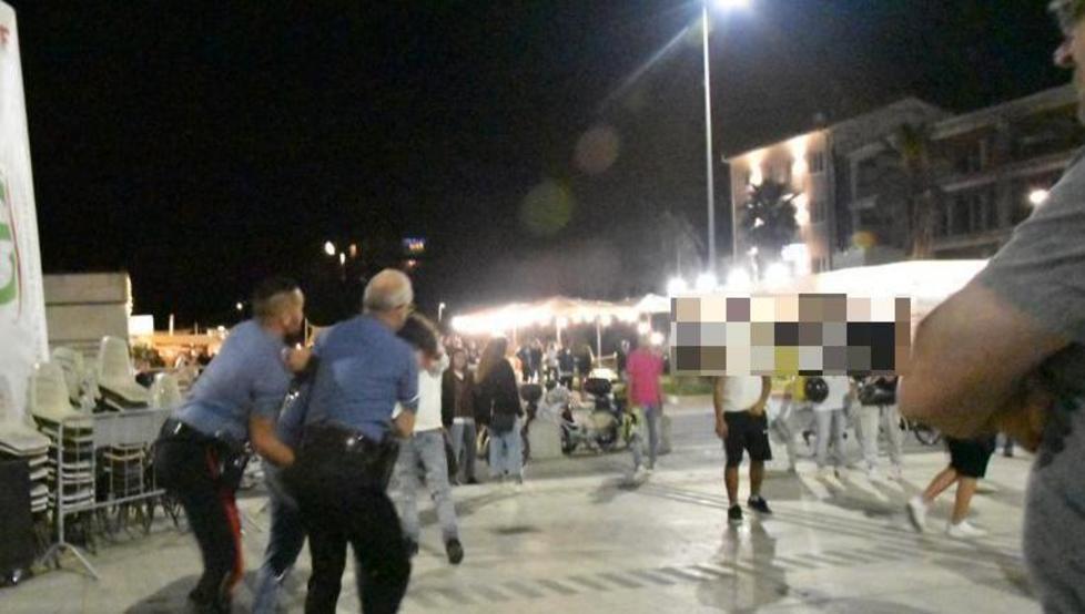 L'intervento dei carabinieri in Passegiata a Lido