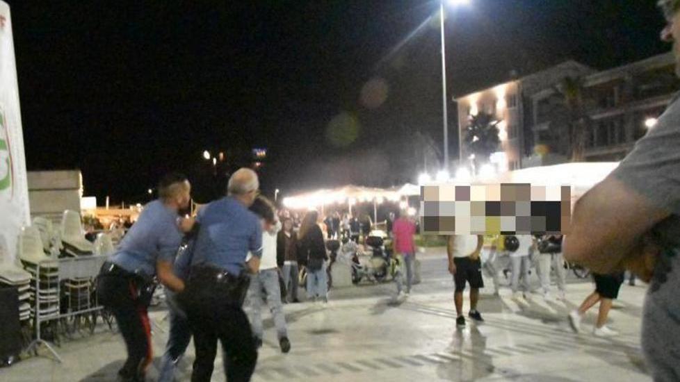 L'intervento dei carabinieri in Passegiata a Lido