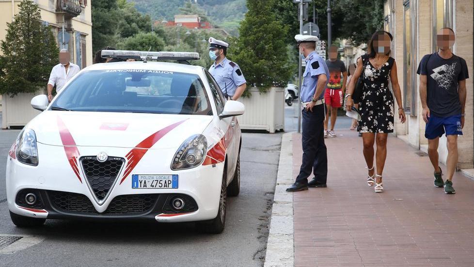 Controlli della polizia municipale nel centro di Montecatini
