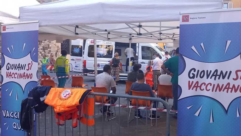 Il camper della campagna "GiovaniSiVaccinano" ieri ha fatto tappa in piazza del Comune
