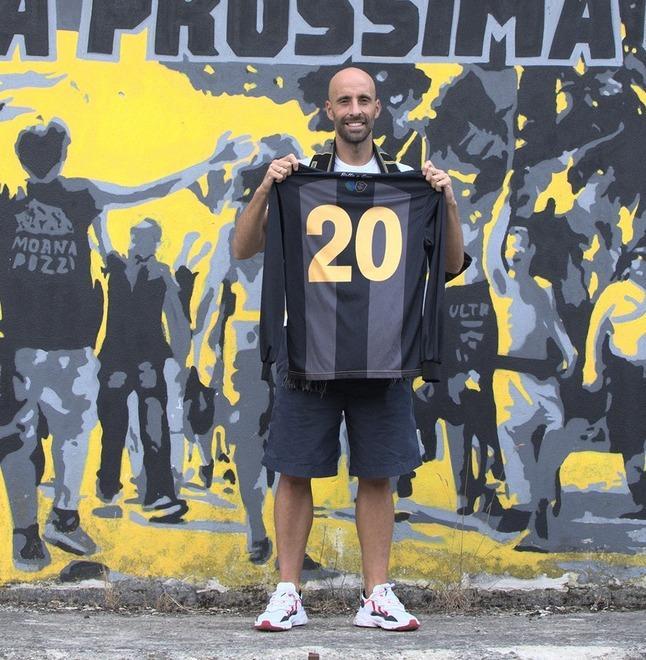 Borja Valero con la maglia del Lebowski