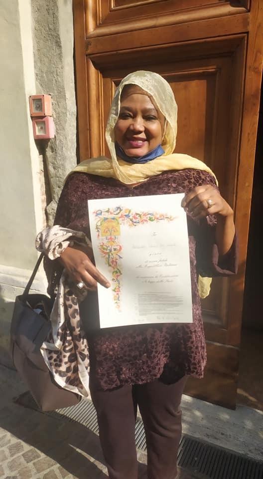 Fatou Adia Casset  sorridente dopo aver ottenuto il documento per la cittadinanza italiana