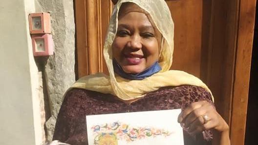 Fatou Adia Casset  sorridente dopo aver ottenuto il documento per la cittadinanza italiana