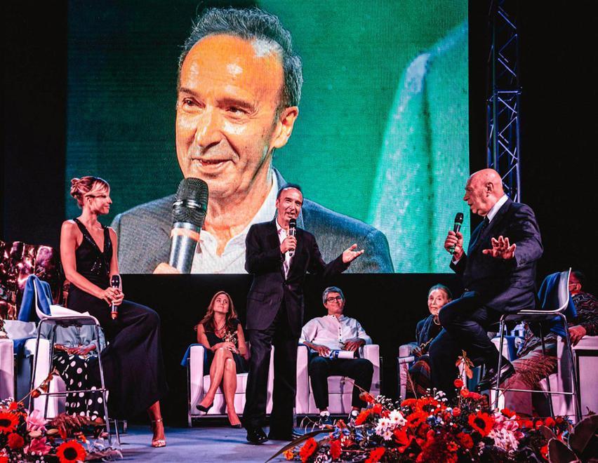 Roberto Benigni in due momenti della serata finale del Pemio Rèpaci a Viareggio