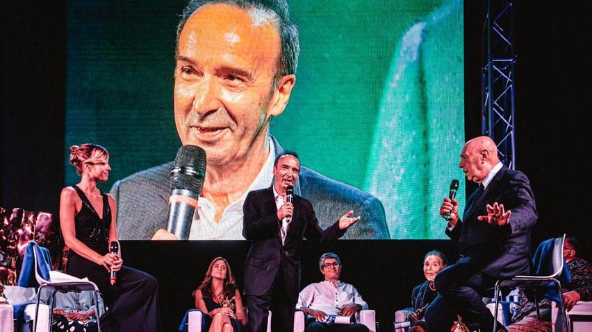 Roberto Benigni in due momenti della serata finale del Pemio Rèpaci a Viareggio