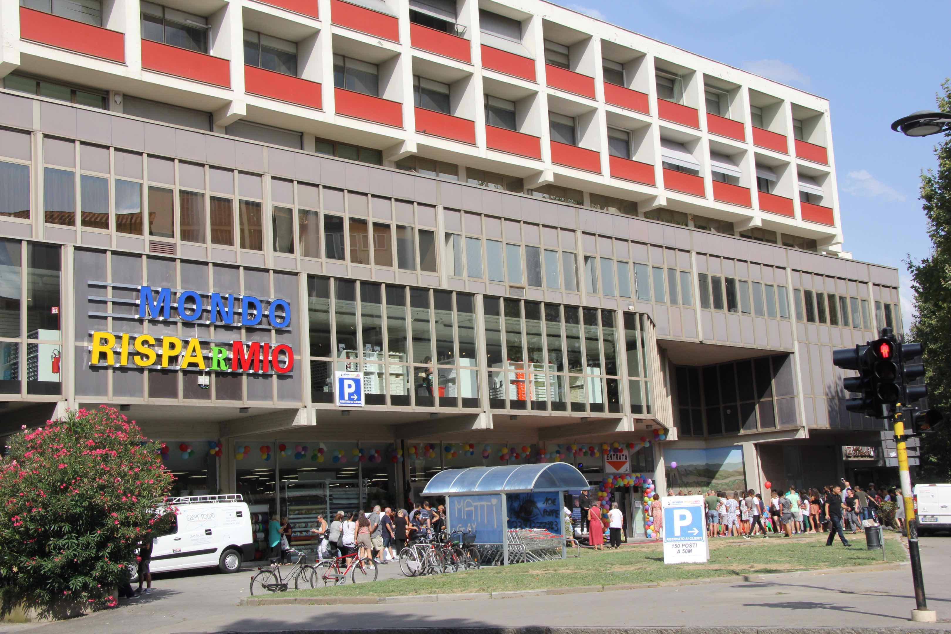 Il grande magazzino Mondo Risparmio in piazza San Marco