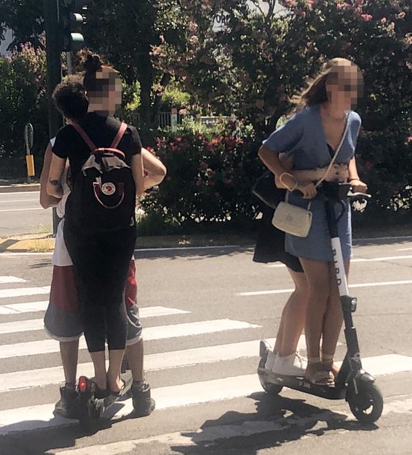Milano, muore a 13 anni cadendo dal monopattino. La giunta toscana approva una legge pilota sull'obbligo del casco. Firenze fa subito un'ordinanza 