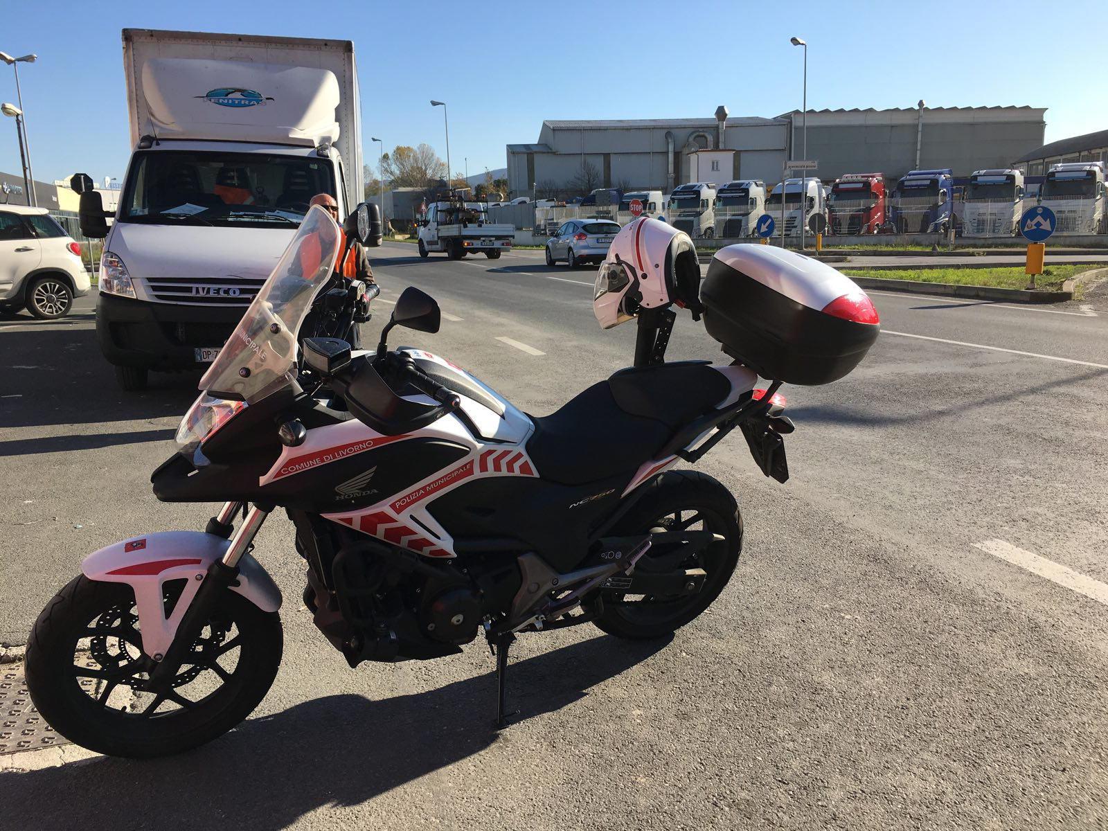 Scooterista schiacciato dal camion allo stop: salvo livornese di 24 anni    