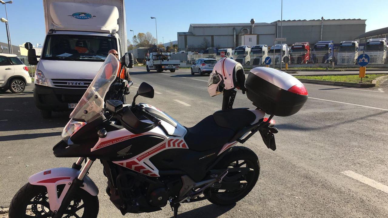 Scooterista schiacciato dal camion allo stop: salvo livornese di 24 anni