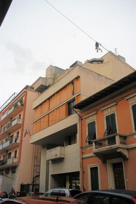 Vetri rotti e scritta No Tav alla sede del Pd 