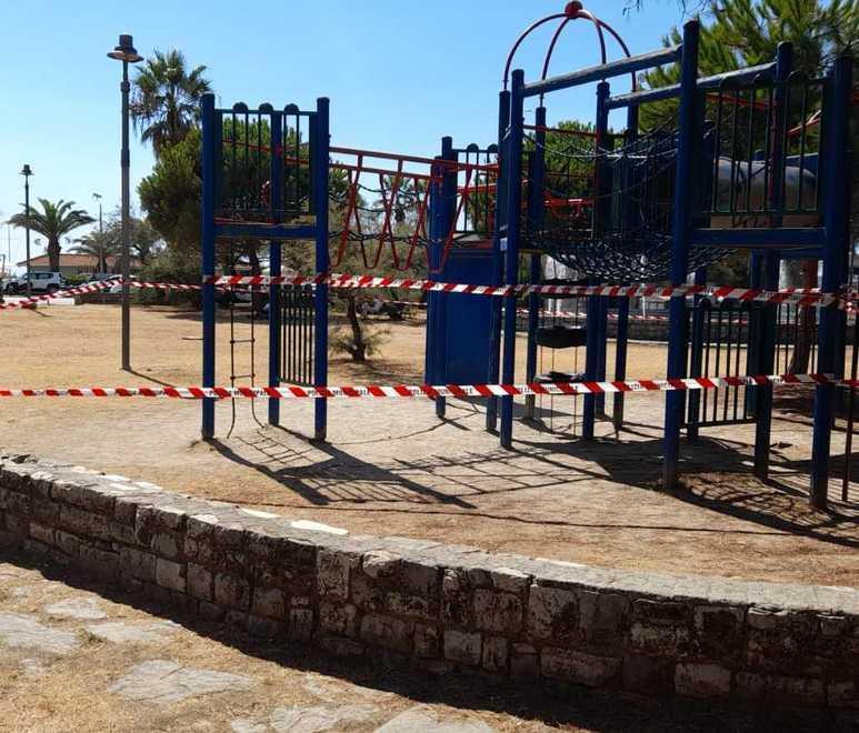 Bimba di 5 anni si ferisce con un chiodo al parco 