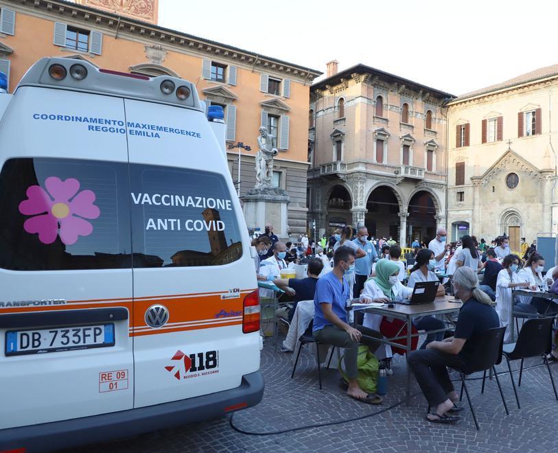 I camper vaccinali ora fanno tappa davanti alle scuole 
