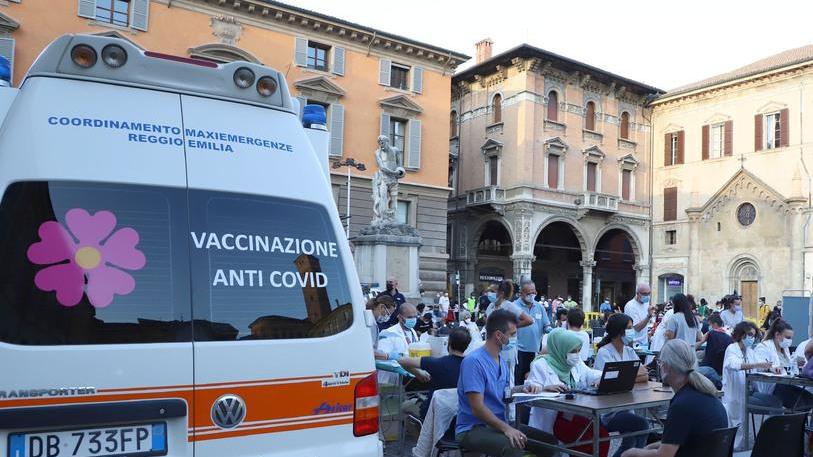 I camper vaccinali ora fanno tappa davanti alle scuole