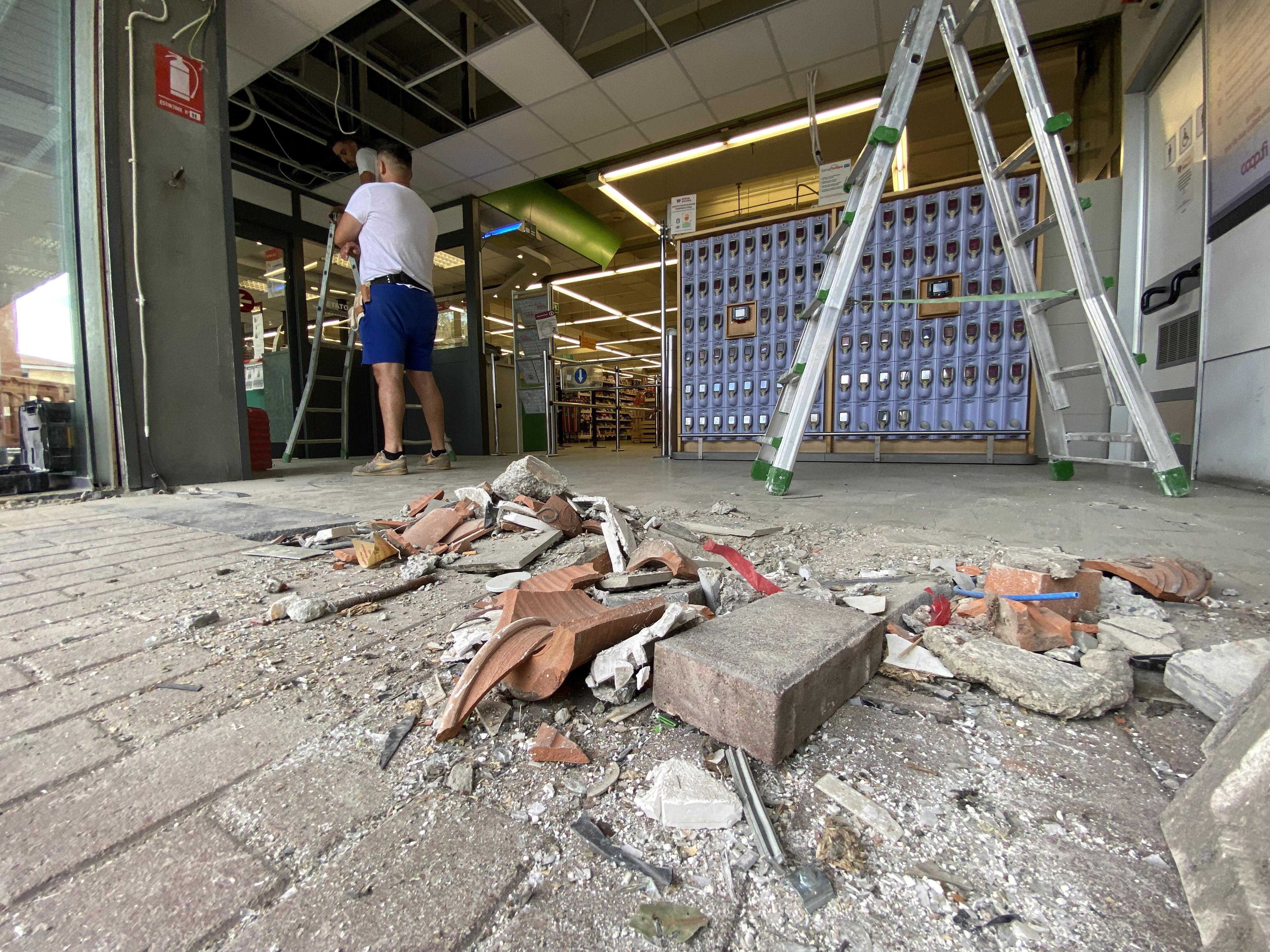 Quello che resta dopo l'assalto dei banditi (foto Franco Silvi)