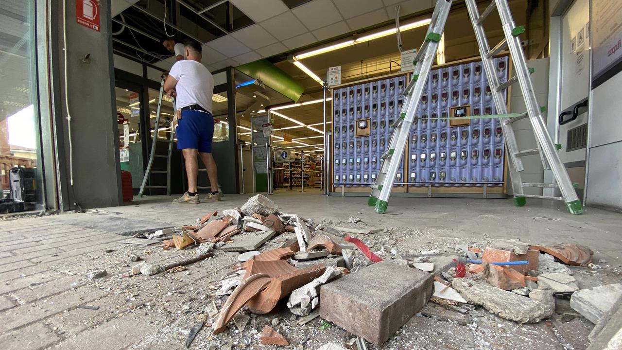 Quello che resta dopo l'assalto dei banditi (foto Franco Silvi)