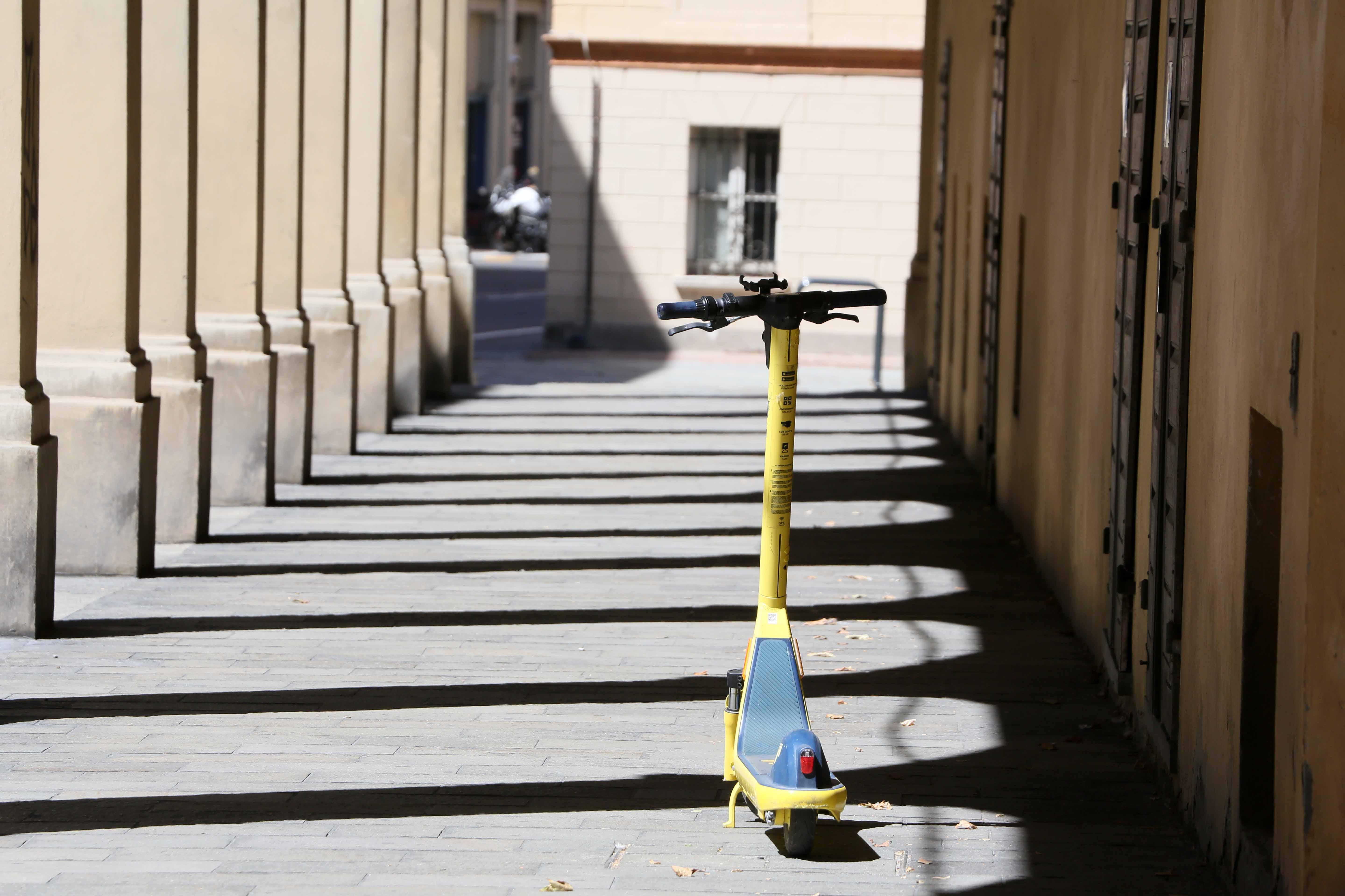 Firenze, da dicembre obbligo del casco col monopattino anche per i maggiorenni