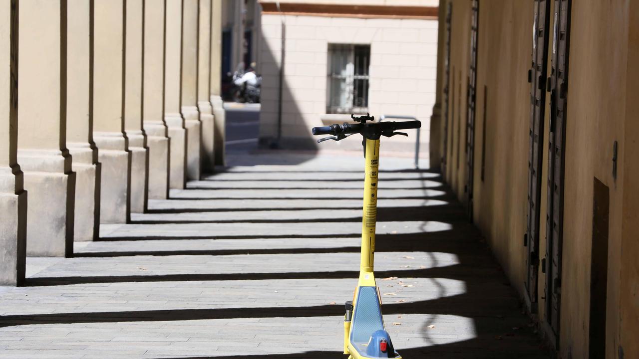 Firenze, da dicembre obbligo del casco col monopattino anche per i maggiorenni