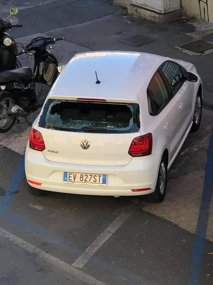 Sfondato il lunotto di un'auto e danni alle cassette postali: protestano i residenti della Venezia 